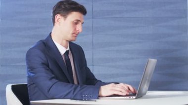 Genç işadamı onun iş bitirme