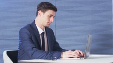 Genç işadamı onun iş bitirme