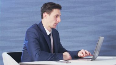 İşadamı bir bilgisayarla çalışırken mutlu