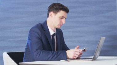 genç işadamı cep telefonunu kullanma