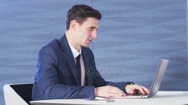 İşadamı ilgi ile bir bilgisayar arıyorum