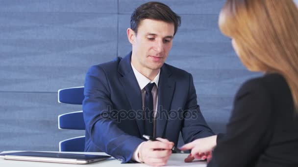 Zakenman bespreekt een Document met zijn Workmate — Stockvideo