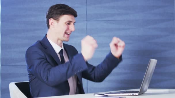 Joven Empresario Feliz Durante el Trabajo — Vídeo de stock