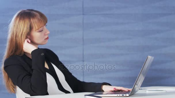 Mujer bastante joven cansada por el trabajo — Vídeos de Stock