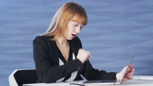 Mujer bastante joven bosteza durante el trabajo — Vídeos de Stock