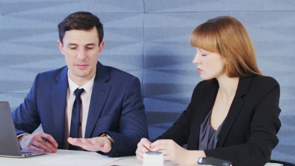 Jovens empresários conversando entre si — Vídeo de Stock