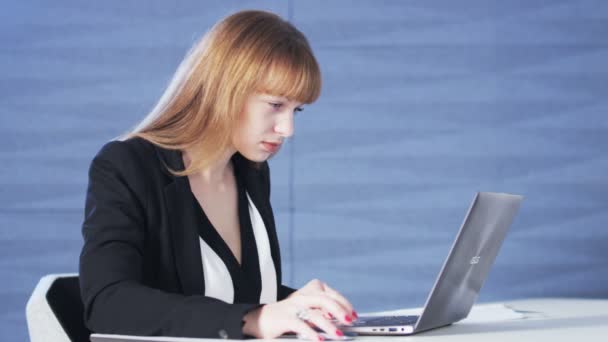 Genç ve güzel kadın bir bilgisayar kullanırken mutlu — Stok video