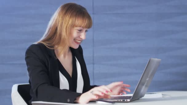 Mooie jonge vrouw opgewonden terwijl het gebruiken van een Computer — Stockvideo