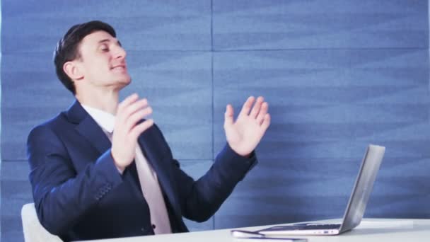 Молодий бізнесмен щасливий під час роботи — стокове відео