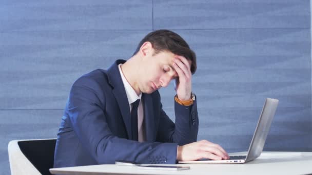 Affärsman utmattad när du arbetar med en dator — Stockvideo