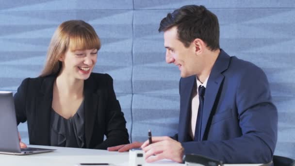 Jovens empresários sorriem uns para os outros — Vídeo de Stock