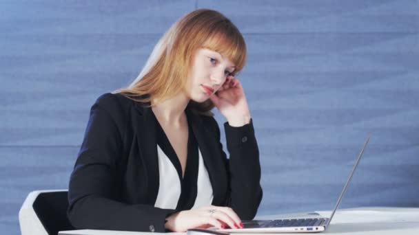 Mujer bastante joven bosteza durante el trabajo — Vídeos de Stock