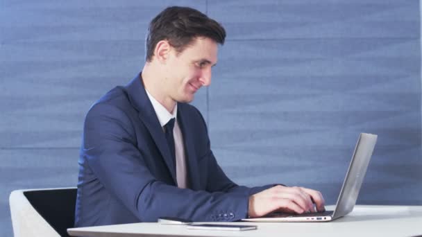 Empresario feliz mientras trabaja con un ordenador — Vídeo de stock