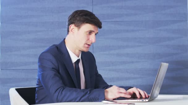 Jovem empresário feliz enquanto olha para um computador — Vídeo de Stock