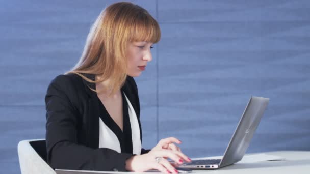Młoda kobieta, szczęśliwy podczas korzystania z komputera — Wideo stockowe