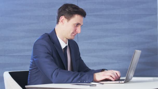 Бізнесмен щасливий під час роботи з комп'ютером — стокове відео