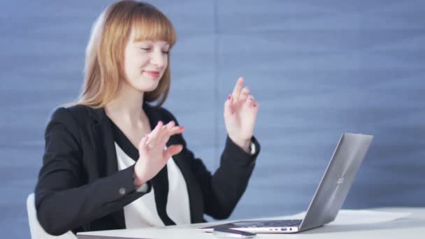 Hübsche junge Frau aufgeregt, während sie einen Computer benutzt — Stockvideo