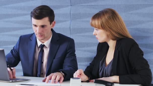 Jovens empresários discutem algo — Vídeo de Stock