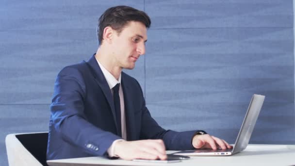 Щасливий бізнесмен дивиться на комп'ютер — стокове відео