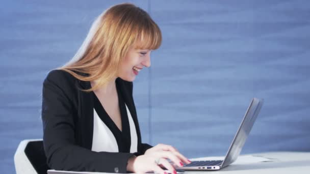 Mulher bonita feliz ao usar um computador — Vídeo de Stock