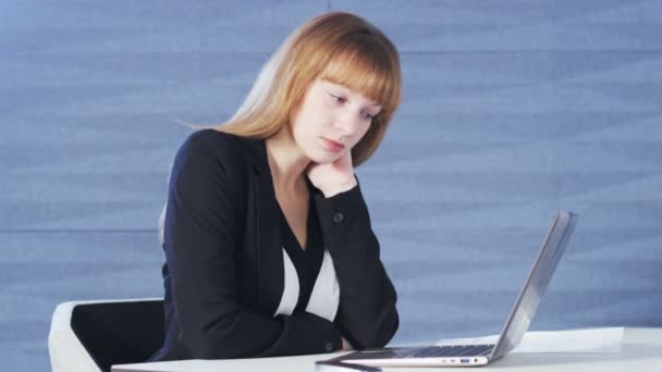 Jolie jeune femme bâille pendant le travail — Video