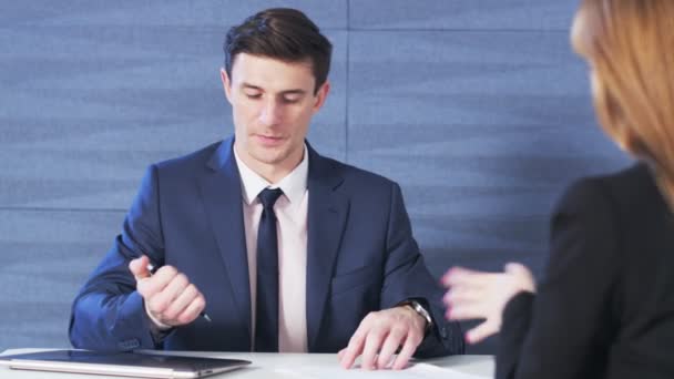 Un jeune homme d'affaires signe un document — Video