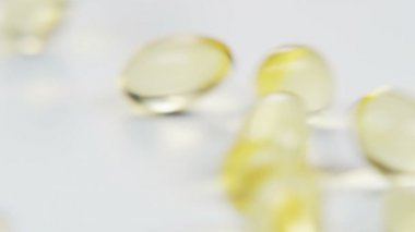 Sarı kapsül çeşitli yönlere hareket ediyor