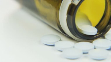 Soldan sağa doğru hareket bir depo gözünde beyaz tabletler