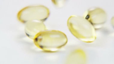 Aşağı düşen Vitamin takviyesi ile kapsül