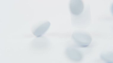 Aşağı düşen beyaz tabletler