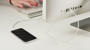 Bir kadın bir kablo ve Her telefon alır çeker