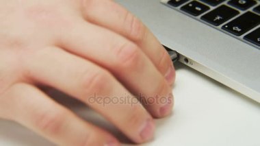 Bitirdiğinden ve bağlanan Usb birden parlamak götürmek