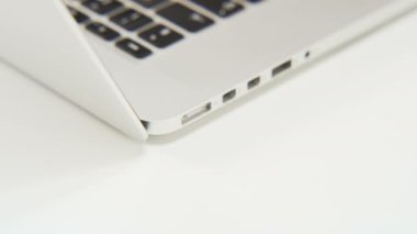 Bir bilgisayara bir kablo bağlantısı