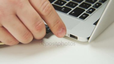 Bağlanan ve bitirdiğinden Flash bellek