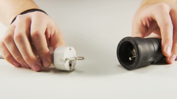 Loskoppelen witte kabel van een verlengsnoer — Stockvideo