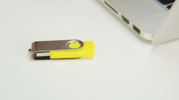 Desbloquear e bloquear uma pen drive amarela — Vídeo de Stock