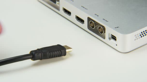 Enchufe de cable negro a un dispositivo — Vídeo de stock