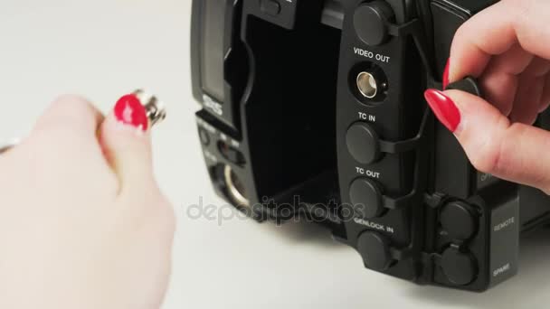 Donna Che Ricollega Cavo Giallo Una Videocamera Collegamento Cavi Primo — Video Stock