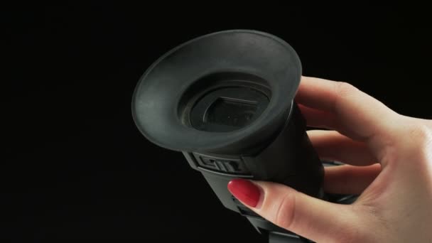 Donna Che Afferra Una Lente Videocamera Collegamento Cavi Primo Piano — Video Stock