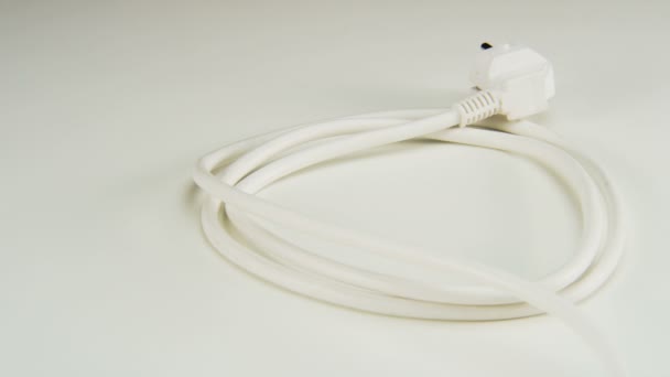 Cable Blanco Una Placa Alimentación Cable Enchufado Primer Plano Disparo — Vídeo de stock