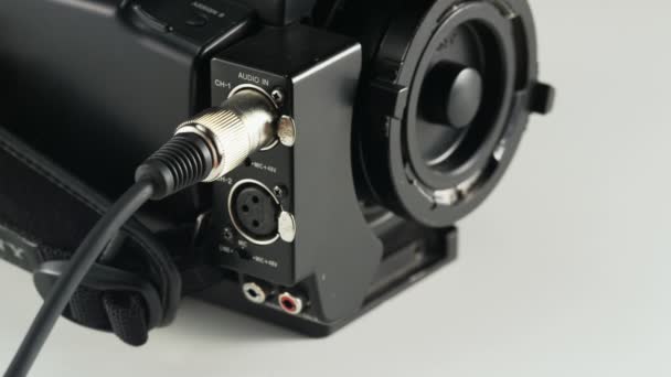 Žena Odpojením Černého Kabelu Videokamery Kabel Zapojíte Detail Střílel Red — Stock video