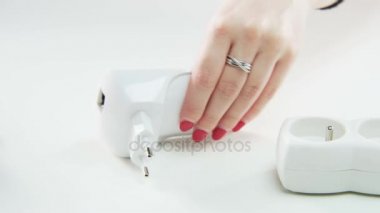 Güç kartı için bir aygıtı takmayı kadın. Kablo bağlantısı. Aşırı yakın çekim. Kırmızı Epic vurdu