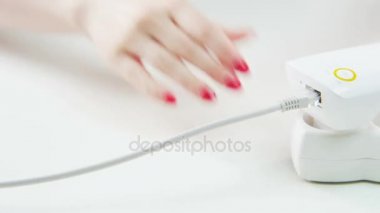 Güç kartı bir aygıttan prizden kadın. Kablo bağlantısı. Aşırı yakın çekim. Kırmızı Epic vurdu