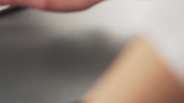 Tipik bir klavye ve fare kullanarak kadın. Yakın çekim. Kırmızı Epic vurdu