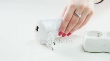 Güç kartı için bir aygıtı takmayı kadın. Kablo bağlantısı. Aşırı yakın çekim. Kırmızı Epic vurdu