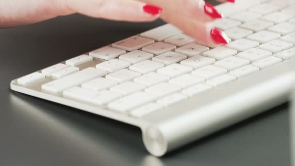 女人在键盘上打字 拍摄红色史诗 — 图库视频影像
