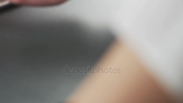 Mulher Digitando Teclado Usando Mouse Close Tiro Vermelho Épico — Vídeo de Stock