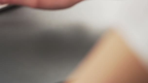 Femme tapant sur un clavier et utilisant la souris. Gros plan. Tourné sur RED Epic 