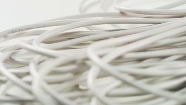 Cables Blancos Cámara Moviéndose Izquierda Derecha Montón Cables Primer Plano — Vídeos de Stock