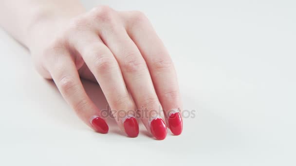 Mulher Batendo Dedos Mesa Extremo Close Tiro Vermelho Épico — Vídeo de Stock